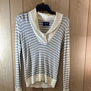 American Eagle Outfitters Gray and Cream V-Neck Sweater
